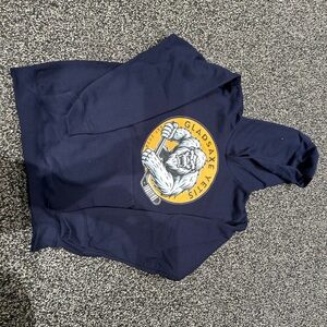 blå hoodie