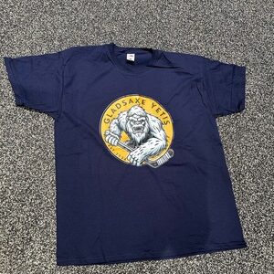 blå t shirt